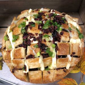 Pain farci canneberges à l'érable et brie