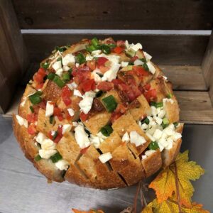 Pain farci brushetta et fromage en grains